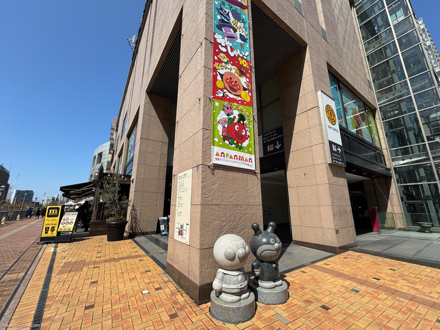 Statues of Anpanman and Baikinman (Anpanman Children's Museum)の画像