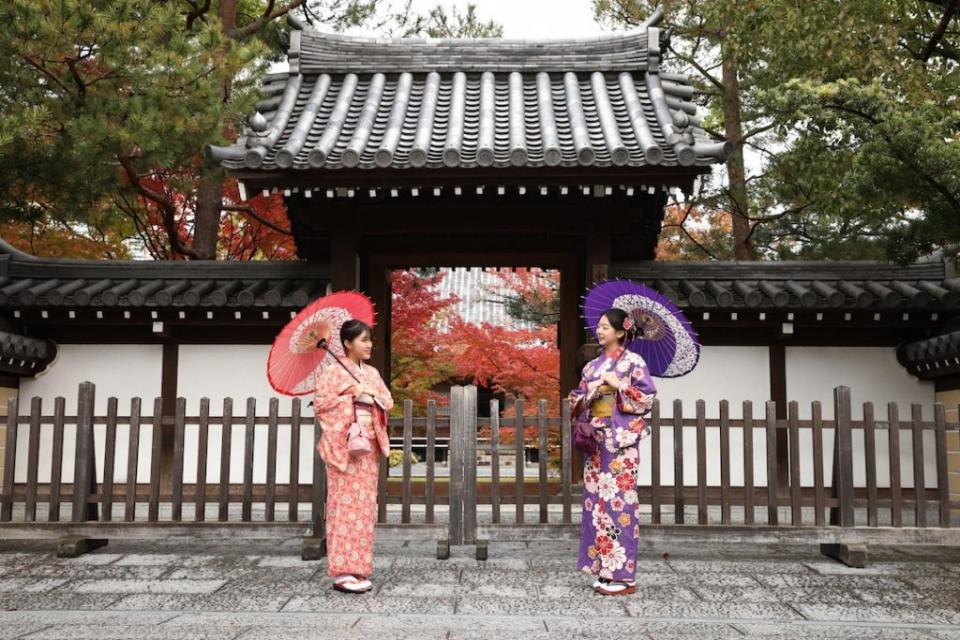 Strolling around the Hakata Old Town in Kimono 　Peace Island