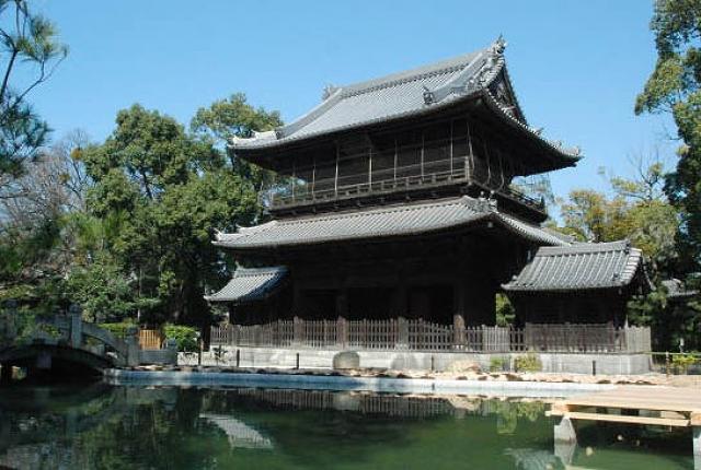 擁有美麗山門和池塘的寺廟