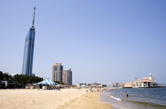 Momochi Seaside Park