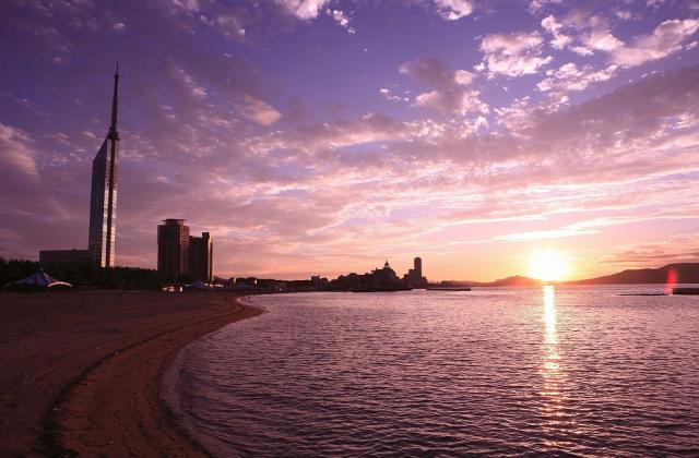 Momochi Seaside Park